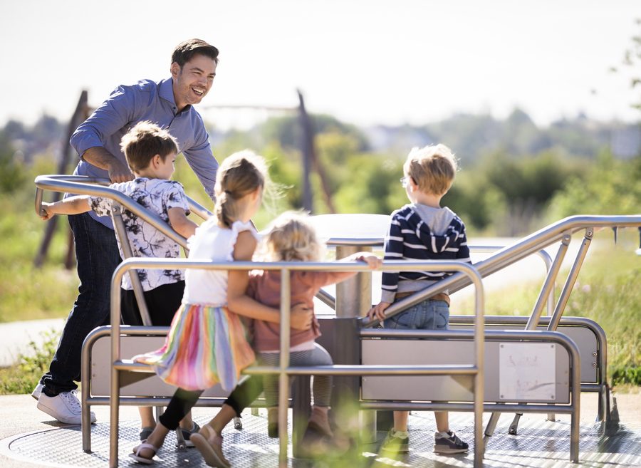 Kinder auf einem Spielplatz in Nidderau