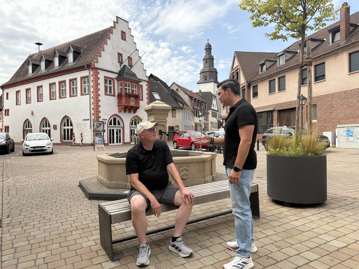 Phil Studebaker im Gespräch mit Bürgerinnen und Bürgern in Nidderau